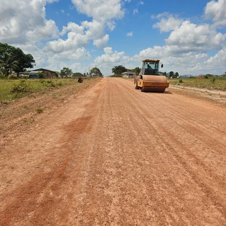 Smooth-drum roller compacting the laterite formation.